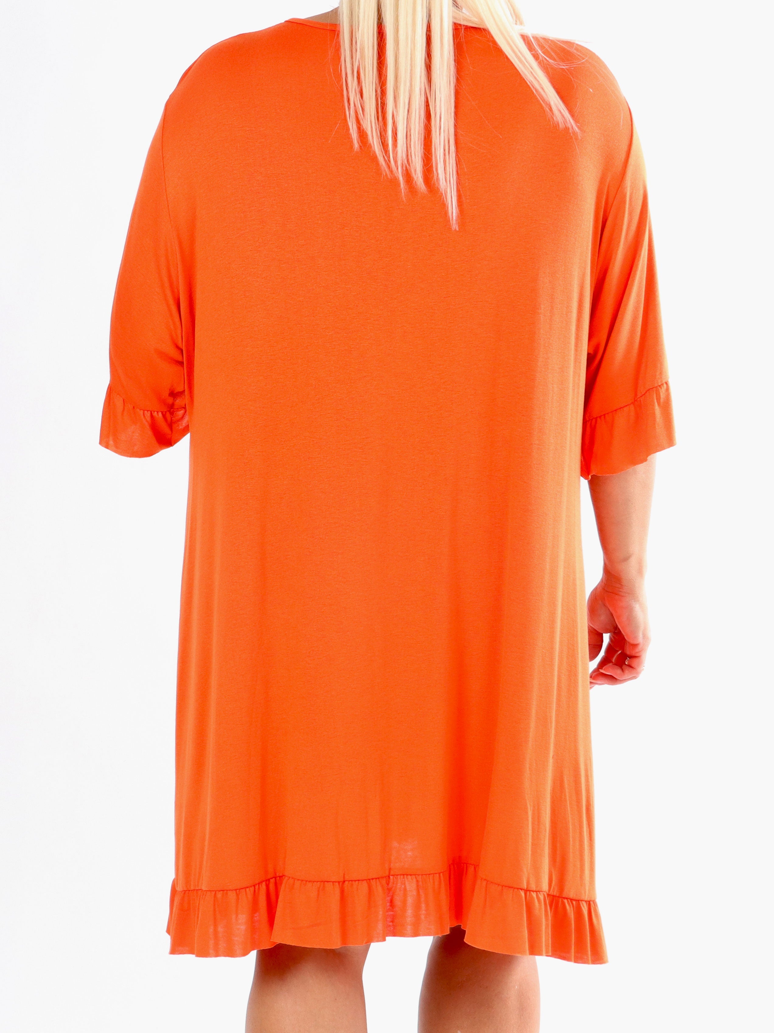 Leonara - Enkel plus size klänning i viskos med volangkanter